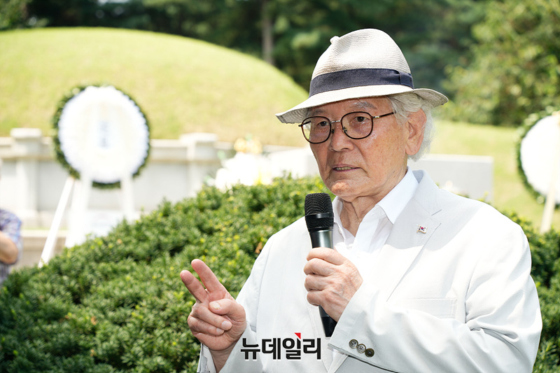 ▲ 《헌화회》고문 이영일 전 의원이 헌화의 의미에 대해 설명하고 있다. ⓒ서성진 기자