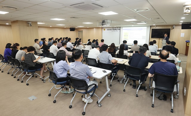 ▲ 정창수 나라살림연구소장이 지난 14일 경기도의회에서 도의회 사무처 직원을 대상으로 '2024년 지방예산사례 직무역량 강화 교육'을 실시하고 있다. ⓒ경기도의회 제공