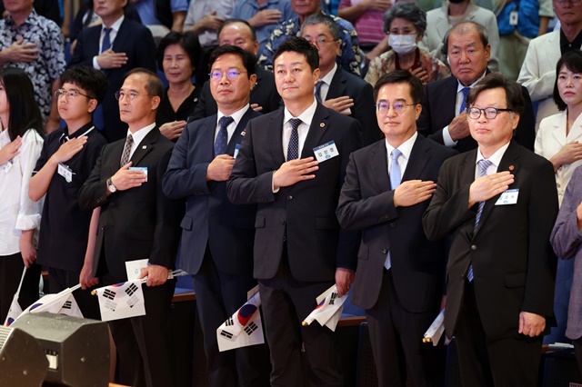 ▲ 김진경 경기도의회 의장이 15일 경기도경제과학진흥원에서 열린 제79주년 광복절 경축식에 참석해 국민의례를 하고 있다. ⓒ경기도의회 제공