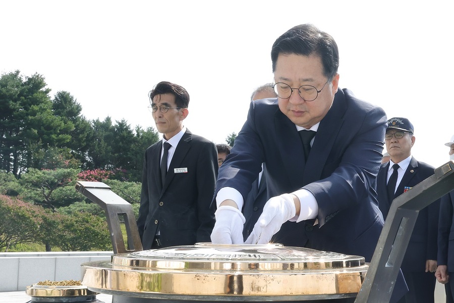 ▲ 이장우 대전시장이 15일 오전 대전현충원에서 애국지사와 순국선열들에게 참배하고 있다.ⓒ대전시