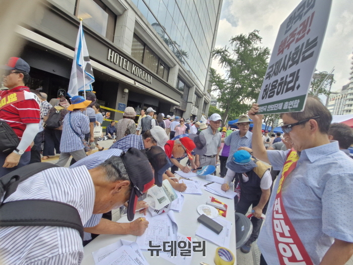 ▲ 이명박·박근혜 정부의 국방부 대변인을 지낸 김민석 서울안보포럼 이사장이 15일 서울 광화문 '핵무장 천만인 국민서명운동' 현장에서 시민들의 동참을 호소하고 있다. ⓒ조문정 기자