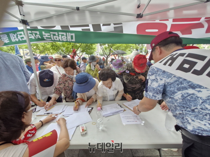 ▲ '대한민국수호예비역장성단'(대수장)과 '국방포럼', '자유총연맹' 등 24개 안보단체의 총연합인 '대한민국 안보단체 총연합'이 광복절인 15일 서울 광화문에서 '핵무장 천만인 국민서명운동'을 개시했다. ⓒ조문정 기자