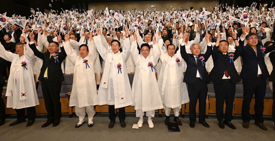 ▲ 경상북도는 광복의 의미를 되새기고 조국을 위해 헌신하신 순국선열과 애국지사의 높은 뜻을 기리기 위해 15일 경북도청 동락관에서 제79주년 광복절 경축식을 열었다.ⓒ경북도