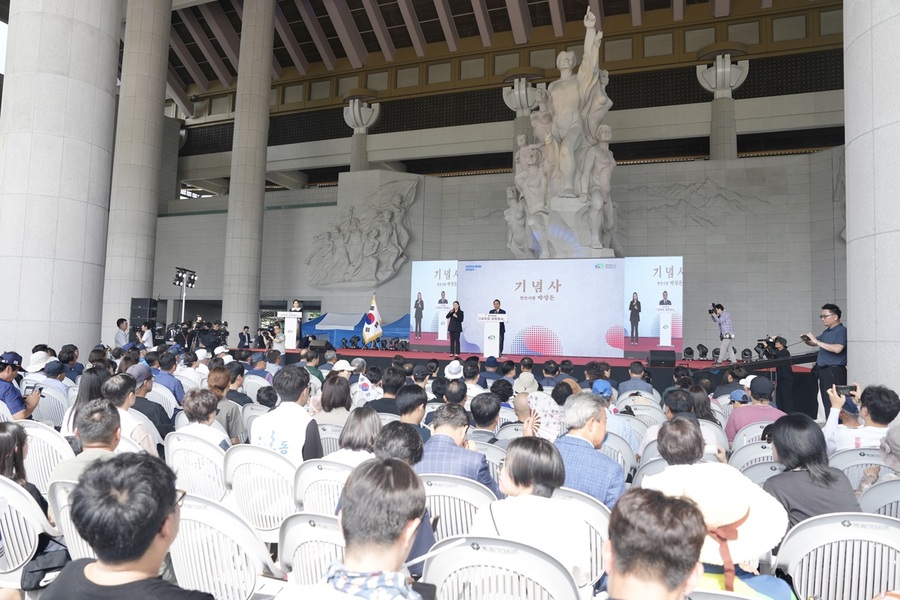 ▲ 충남 천안시가 15일 독립기념관에서 제79회 광복절 경축식을 37년만에 단독으로 개최했다. 천안시는 그동안 독립기념관 설립 이후 37년 간 함께 개최해왔으나 정부가 김형석 신임 독립기념관장을 임명하지 광복회와 야당이 반대하면서 독립기념관은 올해 처음으로 광복회 경축식을 개최하지 않기로 하지 단독으로 개최하게 됐다. 사진은 천안시가 개최한 광복절 경축식.ⓒ천안시