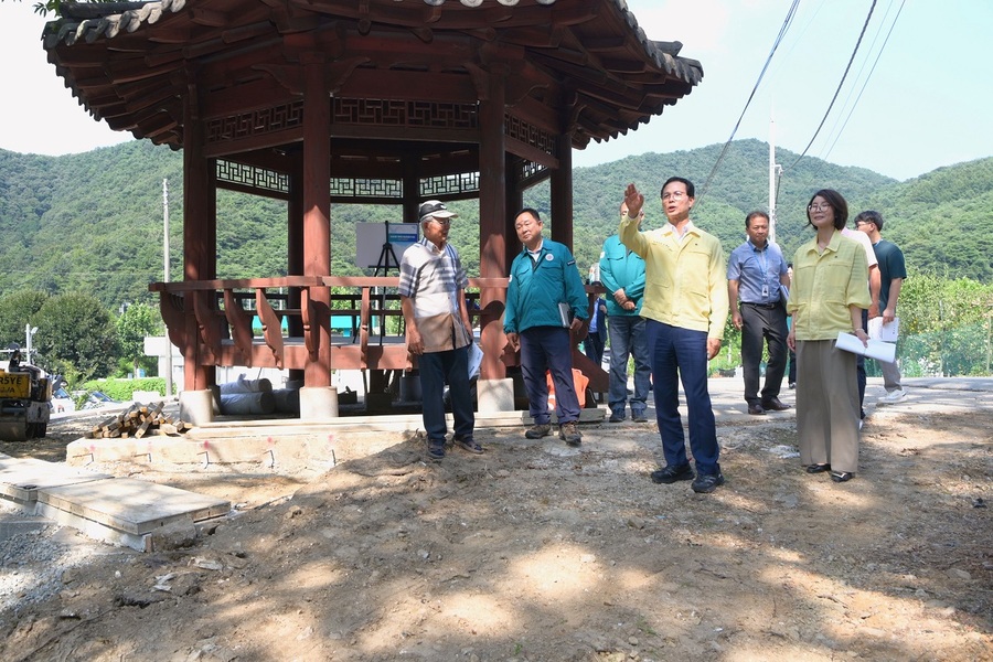 ▲ 음성군 조병옥 군수가‘상상대로 행복한 음성만들기’사업의 현장점검을 하고 있다.ⓒ음성군