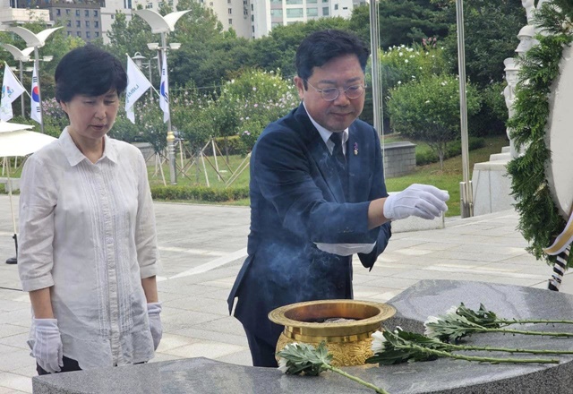 ▲ 김승원 더불어민주당 경기도당위원장이 지난 15일 수원 현충탑에서 헌화하고 있다. ⓒ김승원의원실 제공