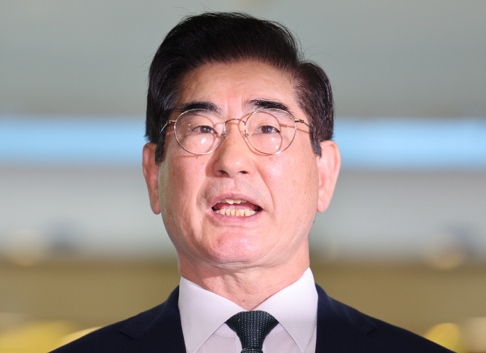 ▲ 김용현 국방부 장관 후보자가 16일 서울 용산구 육군회관에 마련된 후보자 사무실로 출근 전 취재진 질문에 답하고 있다. ⓒ뉴시스