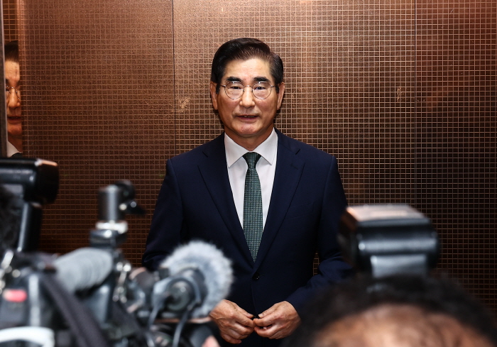 ▲ 김용현 국방부 장관 후보자가 16일 서울 용산구 육군회관에 마련된 후보자 사무실로 출근하고 있다. ⓒ뉴시스