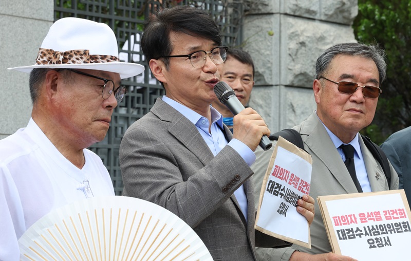 ▲ 최재영 목사가 1일 오후 서울 서초구 대검찰청 앞에서 '윤석열 대통령과 김건희 여사에 대한 대검찰청수사 심의위원회 소집 신청서'를 제출하기 전 기자회견을 하고 있다. 2024.08.01. ⓒ뉴시스