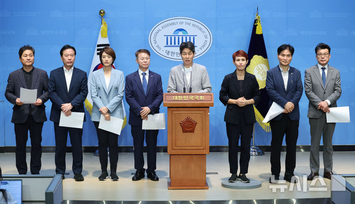 ▲ 윤건영 더불어민주당 의원을 비롯한 문재인 정부 청와대 출신 의원들이 16일 오후 서울 여의도 국회 소통관에서 열린 검찰의 문재인 전 대통령 계좌 추척 관련 규탄 기자회견에서 발언하고 있다. ⓒ뉴시스