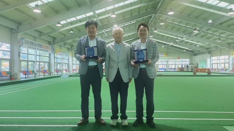 ▲ 배산실내게이트볼장 동호회는 16일 냉난방시설 개선에 노력해준 김대중 도의원과 박철원 시의원에게 감사패를 전달했다.ⓒ익산시의회