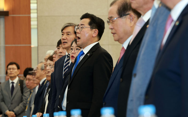 ▲ 유유상종(類類相從). 끼리는 끼리끼리.
박찬대(가운데부터) 더불어민주당 당대표 직무대행 겸 원내대표, 용혜인 기본소득당 대표, 조국 조국혁신당 대표 등이 지난 15일 서울 용산구 백범김구기념관에서 광복회 주최로 열린 제79주년 광복절 기념식에서 애국가를 제창하고 있다. ⓒ뉴시스