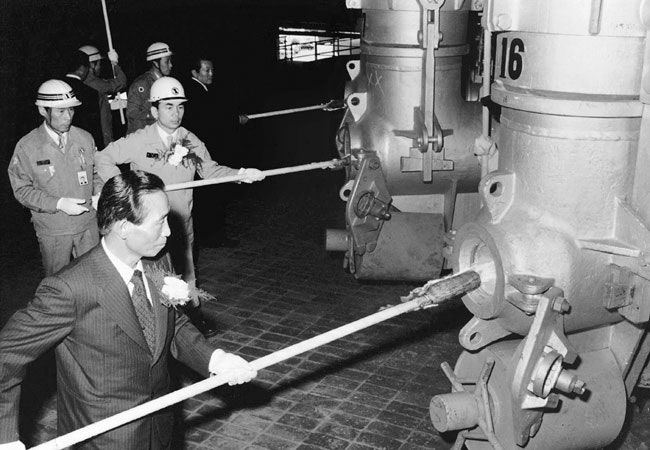 ▲ 누가 [산업의 쌀]을 직접 만들 생각을 했을까. 
누가 고속도로 등 산업인프라를 건설하려 했는가. 
누가 제철·자동차·조선·화학 등 중후장대 설비산업까지 도전하는 산업 정책·기업가 정신을 주창했는가.
1976년 5월 포철제2고로 화입식에서 직접 불을 댕기는 박정희 대통령. 박 대통령은 수출주도경제와 중화학공업화 노선을 통해 경제발전에 성공했다.