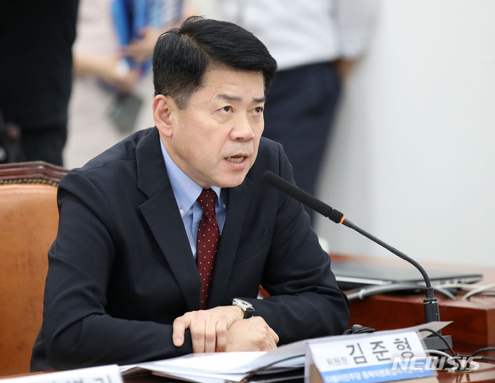 ▲ 《조국당》비례대표 김준형 의원. 미국 《조지 워싱턴대》로 유학을 다녀와 《한동대》 교수를 지냈다. 문재인에 의해 외교부의 싱크탱크 《국립외교원》 원장으로 깜짝 발탁됐다.
2021년 저서를 통해 주한미군 철수를 주장하는 등 [반미성향]이 뚜렷하다.
정작 그의 부인은 미국국적자(재미교포). 그의 세자녀 다 이중국적을 보유하다 모두 한국국적울 버리고 미국인이 됐다.ⓒ 뉴시스