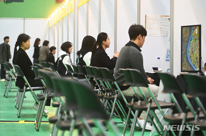 ▲ 지난해 11월8일 경기도 용인시 단국대학교 죽전캠퍼스에서 열린 하반기 일자리 박람회 '청년 잡페어(JOB FAIR)를 찾은 방문객들이 채용상담을 하고 있다. ⓒ뉴시스