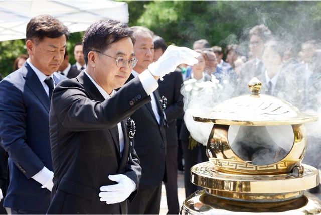 ▲ 김동연 경기도지사가 18일 故김대중 전 대통령 서거 15주기를 맞아 서울 동작구 국립서울현충원 김 전 대통령 묘역에서 분향하고 있다. ⓒ경기도 제공