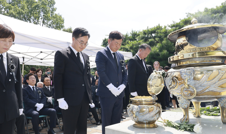 ▲ 김관영 전북도지사는 18일 오전, 국립현충원 고 김대중 대통령 추도식에 참석, 헌화와 분향을 하며 참배했다.ⓒ전북특별자치도