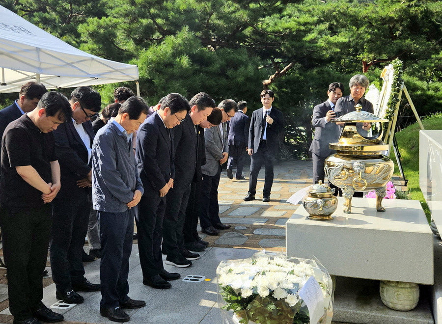 ▲ 강기정 광주광역시장이 18일 오전 서울 동작구 국립서울현충원 현충관에서 열린 고(故) 김대중 전 대통령 서거 15주기 추모식 참석에 앞서 묘역을 참배하고 있다.ⓒ광주광역시