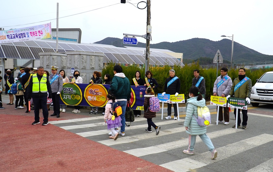 ▲ 경상북도는 개학기 초등학교 주변 안전한 학교 환경 조성을 위해 관계기관과 함께 학교 주변 점검과 단속을 실시해 위해 요소를 사전에 제거한다.ⓒ경북도