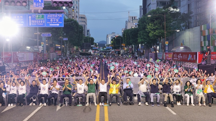 ▲ 이장우 대전시장과 시민들이 원도심 거리에서 대전 0시 축제 페날레를 지켜보고 있다.ⓒ대전시