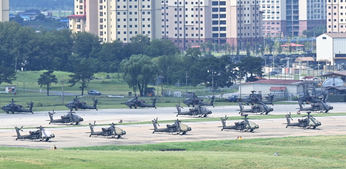 ▲ 한미 연합훈련인 UFS(을지 자유의 방패) 연습을 하루 앞둔 지난 18일 경기도 평택시 캠프 험프리스에 아파치 헬기들이 계류돼 있다. 이번 UFS 연습은 북한의 미사일 위협, GPS 교란 및 사이버 공격, 지상·해상·공중에서의 위협과 최근 전쟁 양상 등 현실적인 위협을 연습 시나리오에 반영해 오는 29일까지 실시된다. ⓒ뉴시스