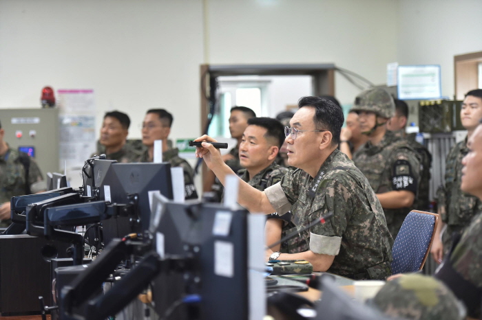▲ 김명수 합참의장이 12일 1사단 GOP대대 지휘통제실에서 적 도발위협에 대한 실질적인 대응계획과 현장·행동 위주 대비태세를 점검하고 있다. ⓒ합참 제공