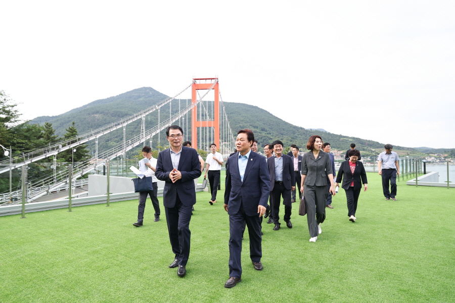 ▲ 박완수 경남도지사가 장충남(왼쪽) 남해군수와 ‘남해대교 관광자원화사업’ 을 위한 현장을 둘러보고 있다. ⓒ경남도 제공