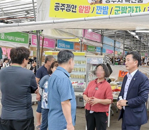 ▲ 임달희 공주시의회 의장이 최근 정안면 갈릴리 수양관에서 열린 공주시 상품 홍보부스를 방문해 관광협의회 회원들을 격려하고 있다.ⓒ공주시의회