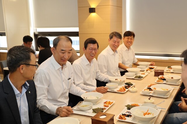 ▲ 19일 서울 서대문구 NH농협생명 본사 구내식당에서 아침밥 먹기 운동에 참여한 임직원들이 식사를 하고 있다(가운데 윤해진 대표이사).ⓒNH농협생명