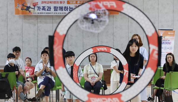 ▲ 대전 동구는 19일 청소년 자연수련원에서 ‘가족과 함께하는 드론 입문반’ 운영을 시작했다.ⓒ동구