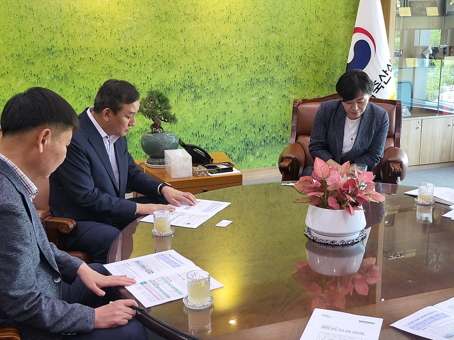 ▲ 이병노 담양군수가 지난 16일 농림축산식품부를 방문해 담양군 농업에 대한 현안 해결을 위한 사업 등을 건의했다.(왼쪽 두번째 이병노 군수 세번째 송미령 농식품부 장관)ⓒ담양군