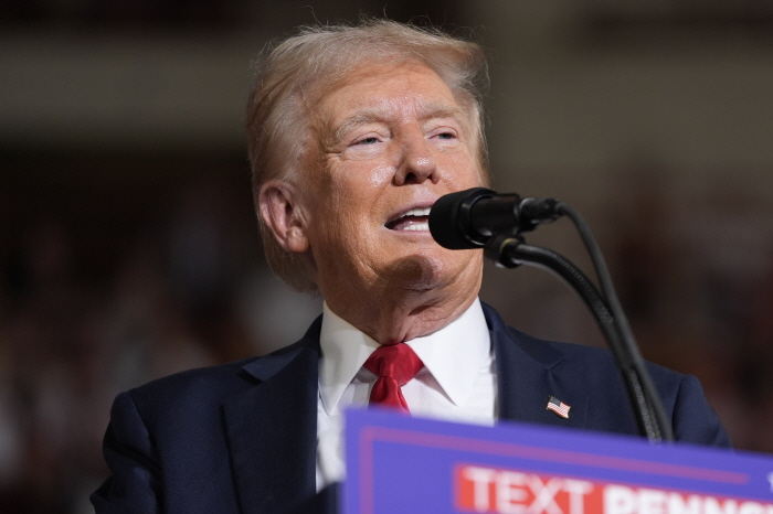 ▲ 도널드 트럼프 전 미국 대통령이 31일(현지시각) 펜실베이니아주 주도인 해리스버그 유세에서 연설하고 있다. 그는 지난달 13일 총격 사건 이후 처음으로 펜실베이니아를 방문했다. ⓒAP/뉴시스