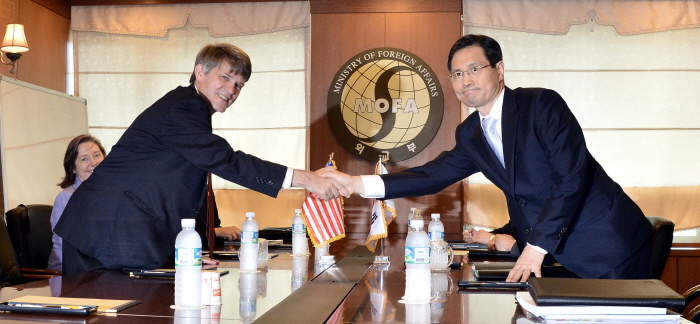 ▲ 지난 2014년 7월 29일 당시 토마스 컨트리맨 미 국무부 국제안보비확산 차관보와 박노벽 한미원자력협정개정협상전담대사가 서울 종로구 도렴동 외교부 청사에서 한미 원자력협력협정 개정협상 관련 소규모 협의에 앞서 악수를 하고 있다. ⓒ뉴시스