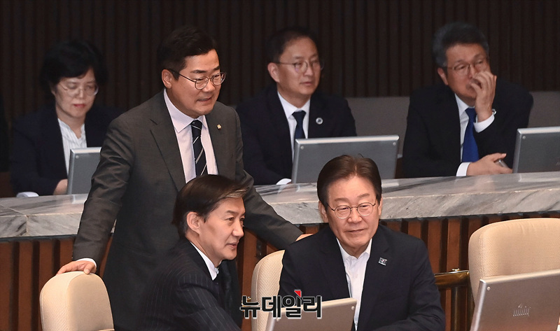 ▲ 더불어민주당 이재명 대표와 박찬대 원내대표, 조국 조국혁신당 대표가 지난 1일 오후 서울 여의도 국회에서 열린 본회의에서 대화를 나누고 있다. ⓒ서성진 기자