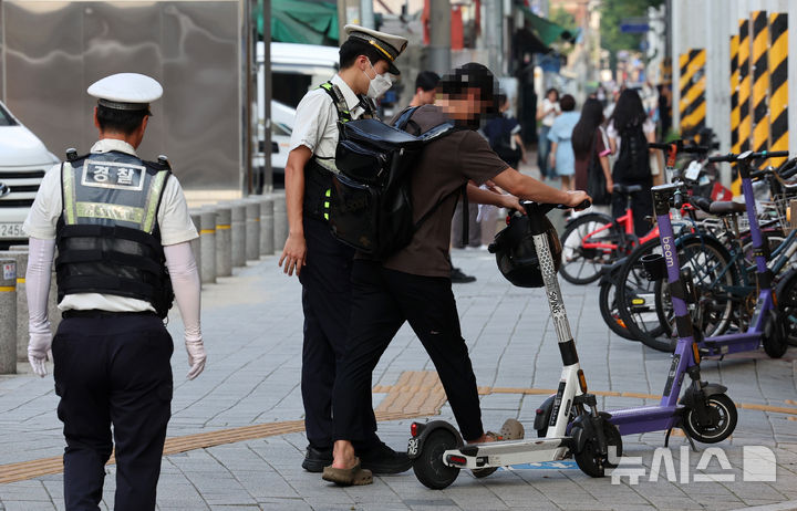 ▲ 경찰들이 사고 예방과 시민 안전확보를 위한 현장 단속을 하고 있다. ⓒ뉴시스