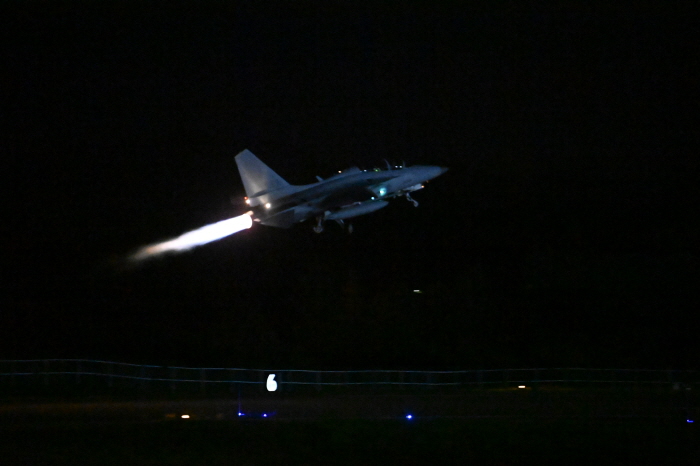 ▲ 한미 공군이 19일부터 23일까지 양국 공군 5개 비행단이 참가한 가운데 다영역 임무 수행을 위한 24시간 실비행 훈련을 최초로 실시하고 있다. 사진은 19일 야간, 공군 제16전투비행단 FA-50 전투기가 훈련을 위해 힘차게 이륙하고 있는 모습. ⓒ공군 제공