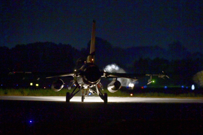 ▲ 한미 공군이 19일부터 23일까지 양국 공군 5개 비행단이 참가한 가운데 다영역 임무 수행을 위한 24시간 실비행 훈련을 최초로 실시하고 있다. 사진은 19일 야간, 공군 제20전투비행단 KF-16 전투기들이 훈련에 앞서 지상활주하고 있는 모습. ⓒ공군 제공