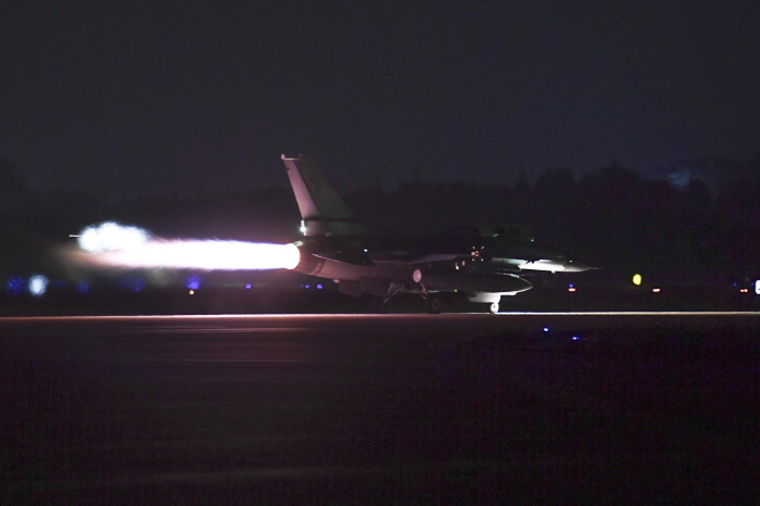 ▲ 한미 공군이 19일부터 23일까지 양국 공군 5개 비행단이 참가한 가운데 다영역 임무 수행을 위한 24시간 실비행 훈련을 최초로 실시하고 있다. 사진은 19일 야간, 공군 제20전투비행단 KF-16 전투기가 훈련을 위해 힘차게 이륙하고 있는 모습. ⓒ공군 제공