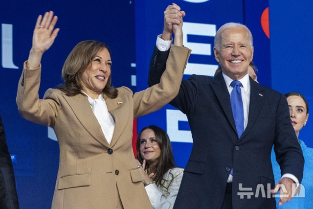 ▲ 조 바이든 미국 대통령(우)이 민주당 전당대회에서 대선 후보인 카멀라 해리스 부통령의 손을 들어주고 있다. 240820 AP/뉴시스. ⓒ뉴시스