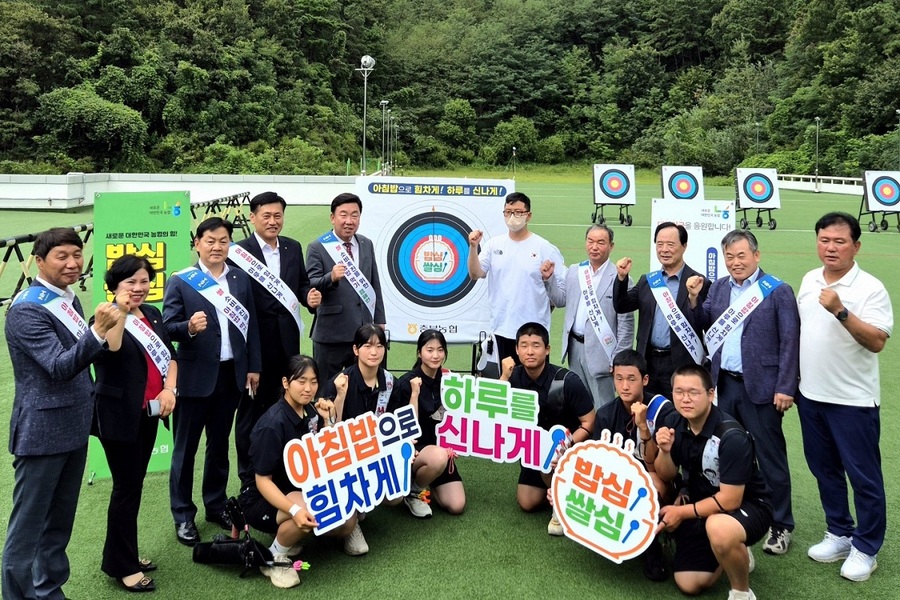 ▲ 김우진 선수와 이범석 시장이 황종연 총괄본부장, 임세빈 본부장, 이명섭 조합장, 김영우 회장 등 충북농협 관계자들과 기념사진을 찍고 있다.ⓒ충북농협