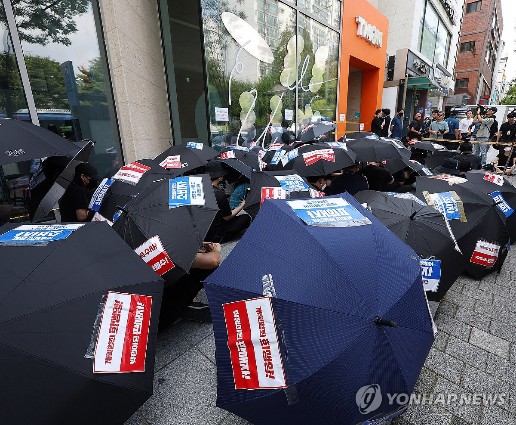 ▲ 티몬·위메프(티메프) 피해 판매자와 소비자들이 13일 서울 강남구 티몬 사무실 앞에서 검은 우산 집회를 열고 있다. ⓒ연합뉴스