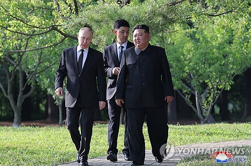 ▲ 산책하는 김정은과 푸틴. 이때가 좋았지?
[평양판 동북아 운전자]가 되겠다며 김정은이 푸틴과 덜컥 《전략 동번자 협정》을 맺었다가 탈나게 생겼다. ⓒ 연합뉴스