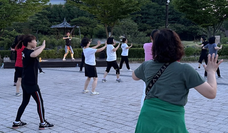 ▲ 별밤건강체조에 시민들이 참여하고 있다.ⓒ논산시