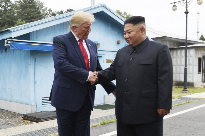 ▲ 지난 2019년 6월 30일 도널드 트럼프 당시 미국 대통령이 경기도 파주시 비무장지대 판문점 공동경비구역에서 월경해 북한 김정은과 악수하는 모습. ⓒAP/뉴시스
