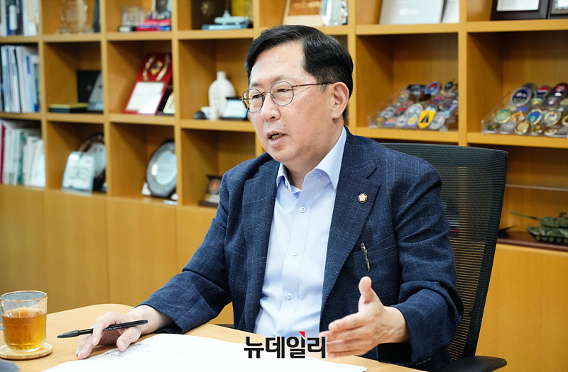 ▲ 유용원 국민의힘 의원이 22일 서울 여의도 국회의원회관에서 뉴데일리와 인터뷰를 하고 있다. ⓒ서성진 기자