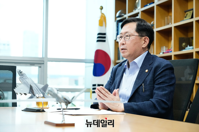 ▲ 유용원 국민의힘 의원이 22일 서울 여의도 국회의원회관에서 뉴데일리와 인터뷰를 하고 있다. ⓒ서성진 기자