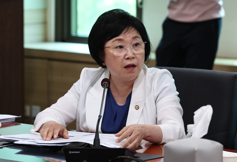 ▲ 김현 더불어민주당 소속 과학기술정보방송통신위원회 간사가 지난 6일 경기도 과천시 정부과천청사 방송통신위원회에서 김태규 방송통신위원회 위원장 직무대행에게 'KBS 이사 및 방문진 이사 선임 과정 불법성 검증' 관련 질문을 하고 있다. ⓒ뉴시스