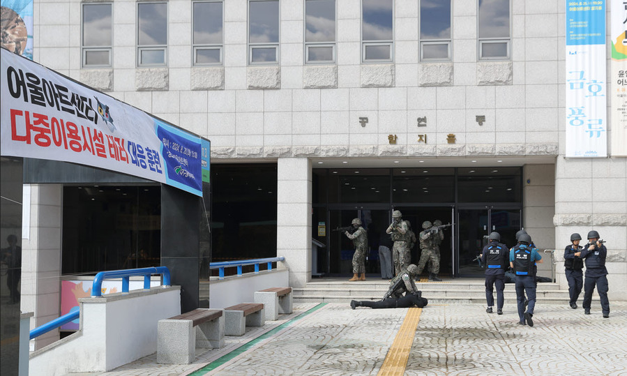 ▲ 대구 북구청(청장 배광식)은 지난 20일 오후 3시 관음동 어울아트센터에서 2024 을지연습 실제훈련인 다중이용시설 테러 대응 훈련을 펼쳤다.ⓒ북구청