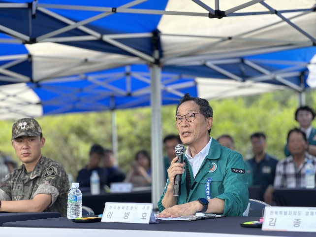 ▲ 이병호 한국농어촌공사 사장이 21일 전북 남원 금풍저수지에서 진행한 '2024년 을지연습 실제훈련'을 주관하고 있다 ⓒ한국농어촌공사