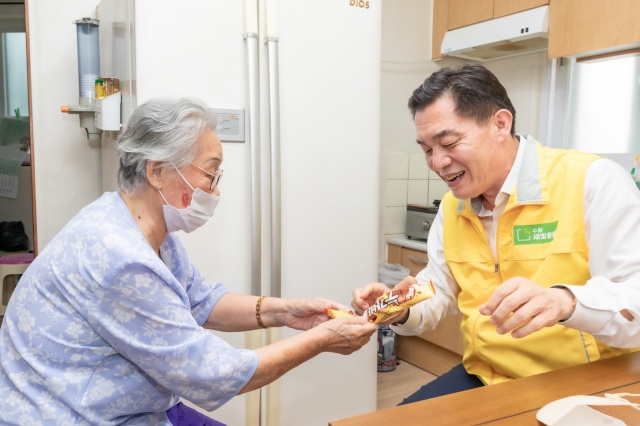 ▲ 이재준 수원시장이 강모 어르신을 만나 대화를 나누고 있다. ⓒ수원시 제공